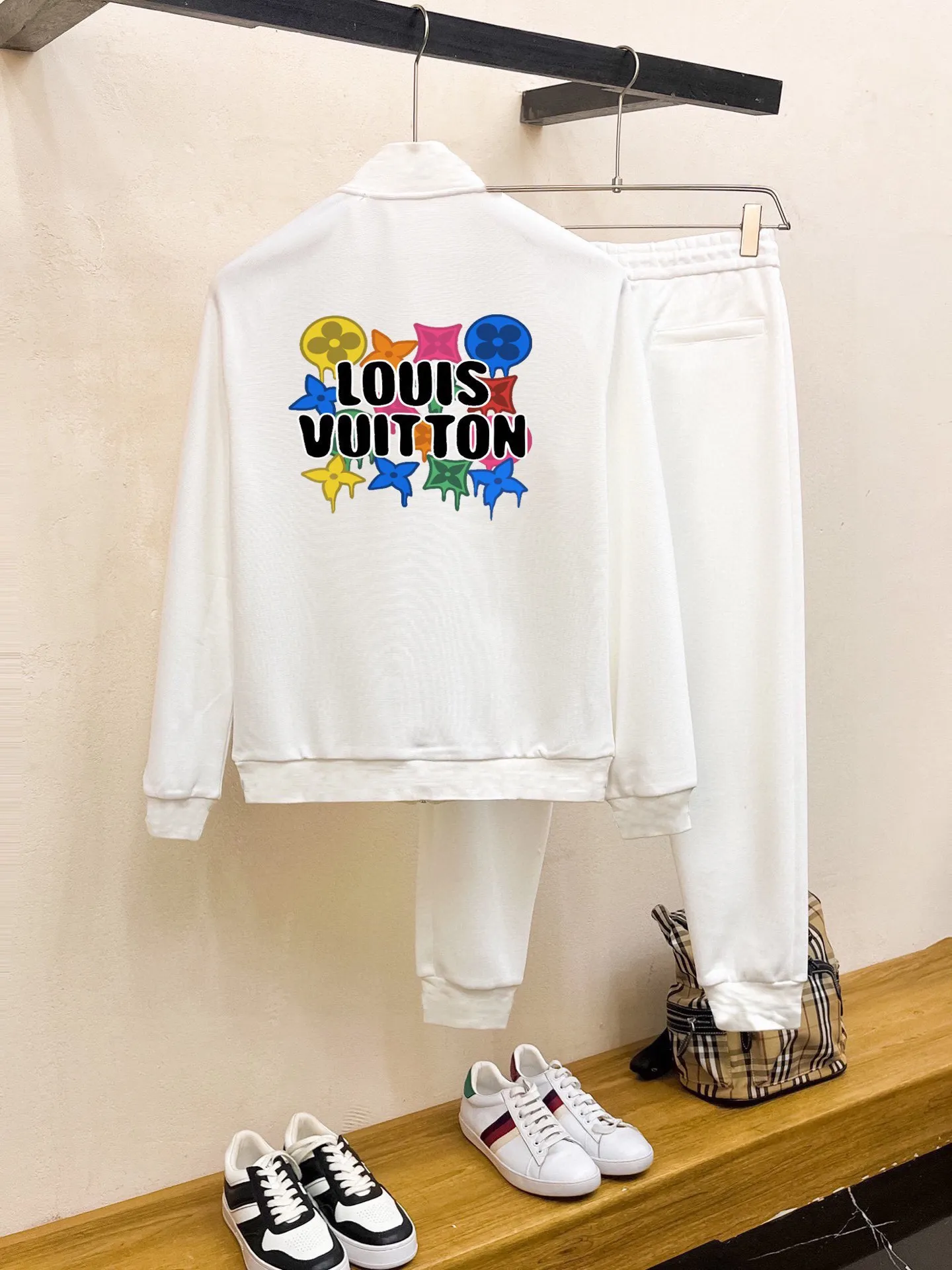 🅿️420 [LV Louis Vuitton] (Fat Man Gospel) hot-selling suit is coming. Focus on the original version of the official website. 2025 new hot-selling cardigan sweater suit. The original order is the best. 🇭🇰The meticulous work of top designers is dedicated to a fitting and perfect upper body effect. All-natural high-quality Roman cotton 100%, close-fitting comfort, noble and elegant! Original hardware embodies elegance and nobility! Counter size: M-5XL (maximum wear up to 220 pounds)
